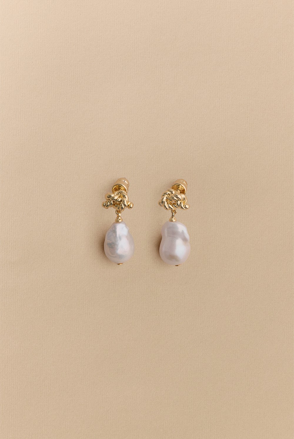 Dolina Pearl Stud Earrings